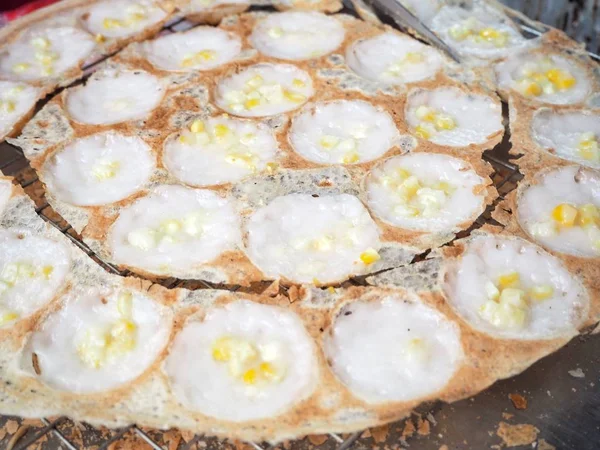 şeker ve un ile Hindistan cevizi sütü karıştırın görünümünü kapat