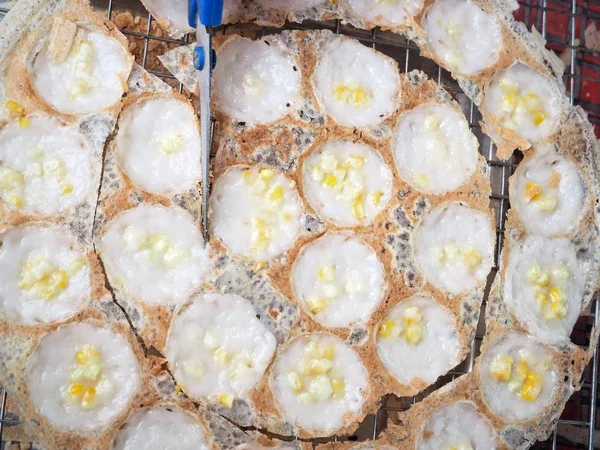 şeker ve un ile Hindistan cevizi sütü karıştırın görünümünü kapat