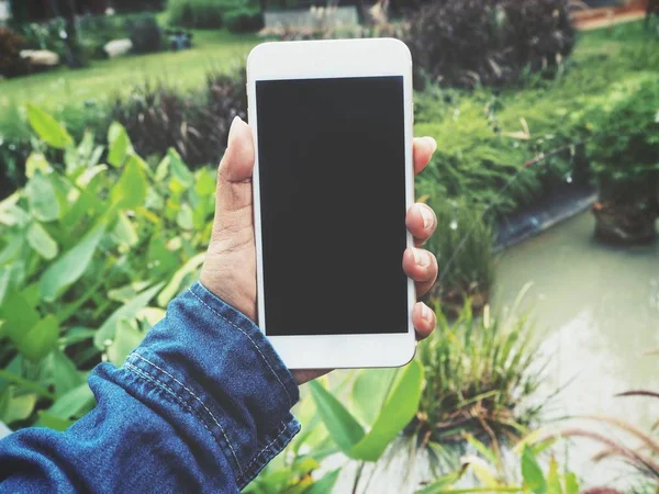 Beyaz smartphone tutan kadın görünümü Kapat