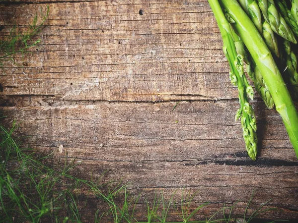 Espárragos Verdes Frescos Sobre Fondo Madera —  Fotos de Stock