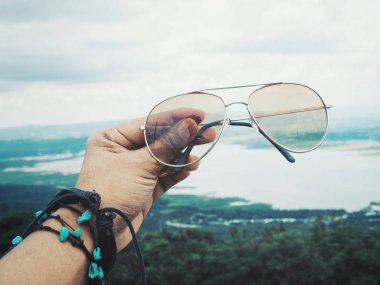 El ile güneş gözlüğü