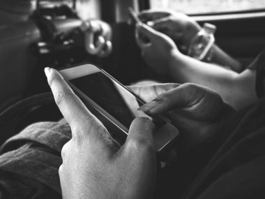 Modern smartphone kullanan kadın görünümü Kapat