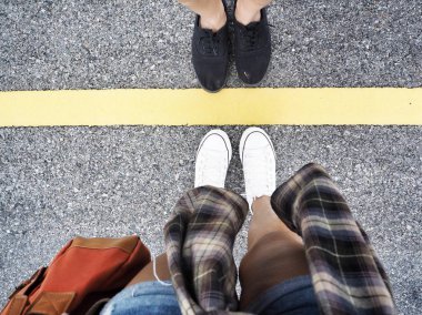 Kadın şık spor ayakkabı ayaklarda üstten görünüm yolu üzerinde