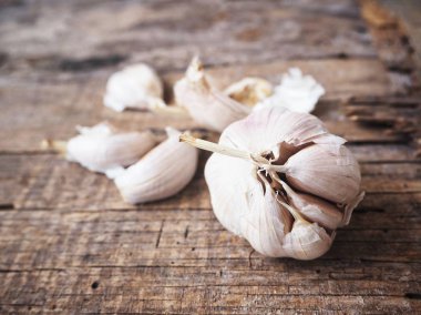 Eski ahşap zemin üzerine kuru sarımsak