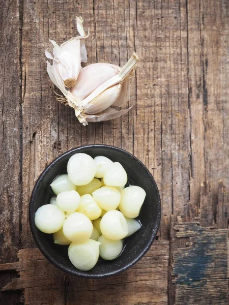 Bowl Pickled Garlic Fresh Raw Garlic Old Wooden Background — Stock Photo, Image