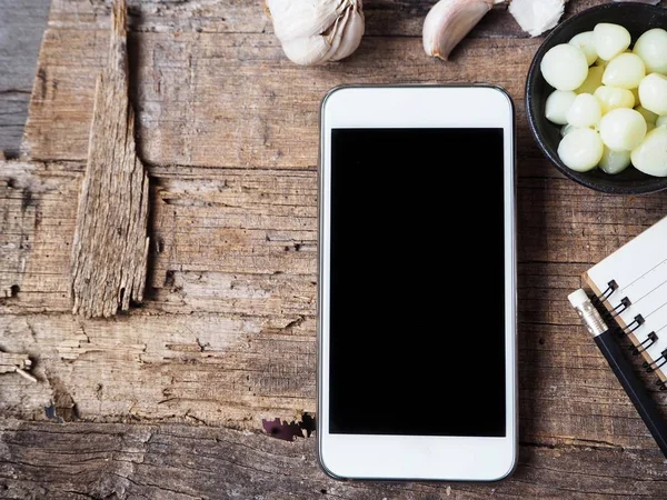 Smartphone Con Ajo Vinagre Sobre Fondo Madera — Foto de Stock