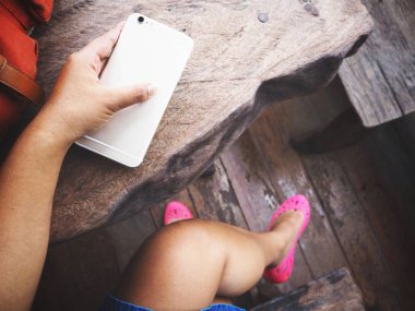 Beyaz smartphone tutan kadın görünümü Kapat