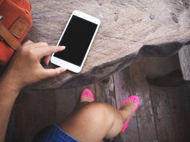 Modern smartphone kullanan kadın görünümü Kapat