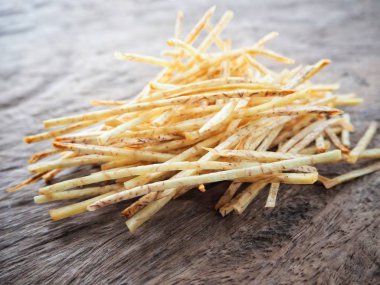 Taze gevrek Taro cips ahşap arka plan üzerinde 