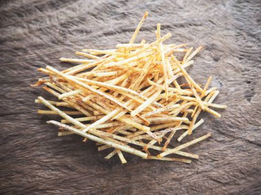 Taze gevrek Taro cips ahşap arka plan üzerinde 