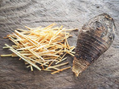 Taze gevrek taro cips eski ahşap zemin üzerine