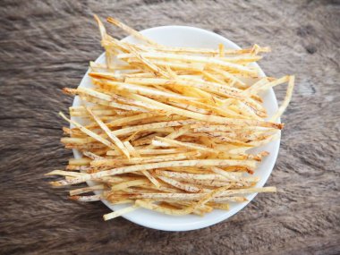 Taze gevrek Taro cips ahşap arka plan üzerinde 