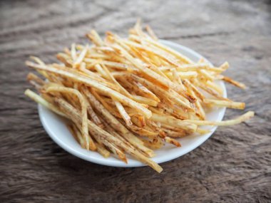 Taze gevrek Taro cips ahşap arka plan üzerinde 