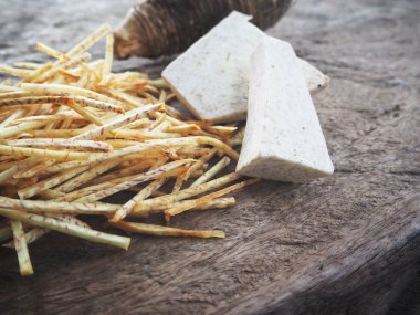 Taze gevrek taro cips eski ahşap zemin üzerine