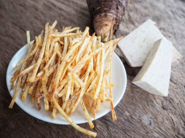 Taze gevrek taro cips eski ahşap zemin üzerine