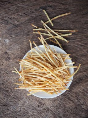 Taze gevrek Taro cips ahşap arka plan üzerinde 