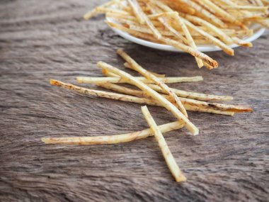 Taze gevrek Taro cips ahşap arka plan üzerinde 
