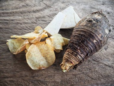 Taze gevrek taro cips eski ahşap zemin üzerine