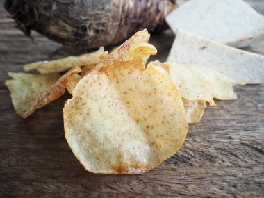 Taze gevrek taro cips eski ahşap zemin üzerine