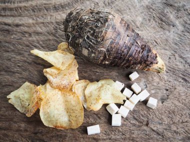 Taze gevrek taro cips eski ahşap zemin üzerine