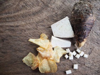 Taze gevrek taro cips eski ahşap zemin üzerine