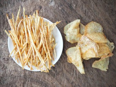 Taze gevrek Taro cips ahşap arka plan üzerinde 