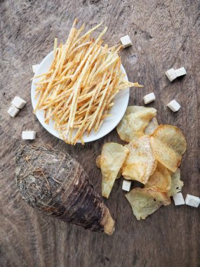 Taze gevrek taro cips eski ahşap zemin üzerine