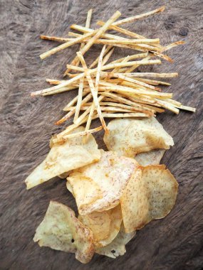 Taze gevrek Taro cips ahşap arka plan üzerinde 