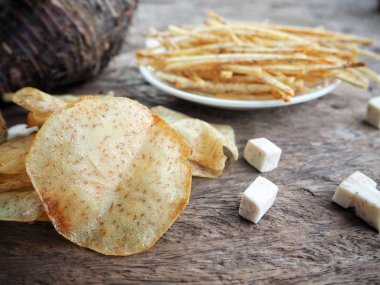 Taze gevrek taro cips eski ahşap zemin üzerine