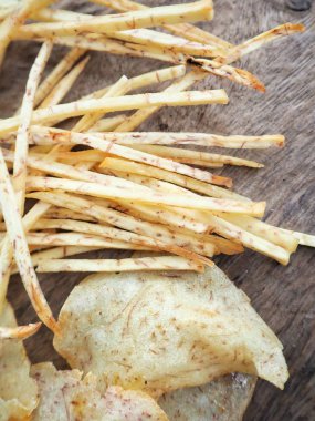 Taze gevrek Taro cips ahşap arka plan üzerinde 