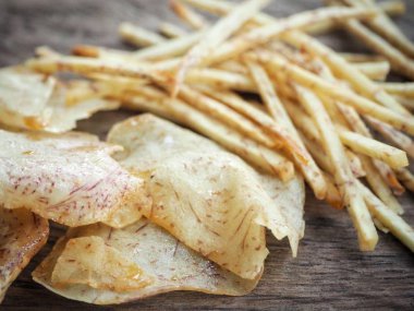Taze gevrek Taro cips ahşap arka plan üzerinde 