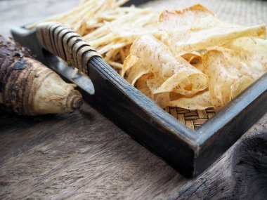 Taze gevrek taro cips eski ahşap zemin üzerine