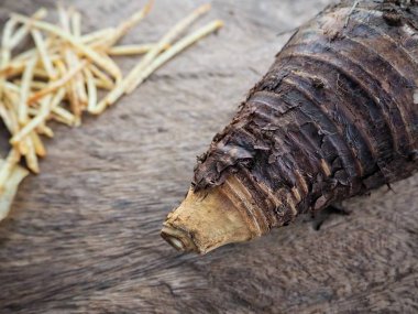 Taze gevrek taro cips eski ahşap zemin üzerine
