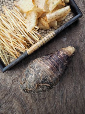 Taze gevrek taro cips eski ahşap zemin üzerine