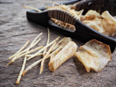 Taze gevrek taro cips eski ahşap zemin üzerine