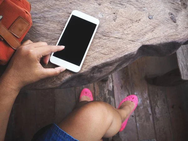 Modern smartphone kullanan kadın görünümü Kapat