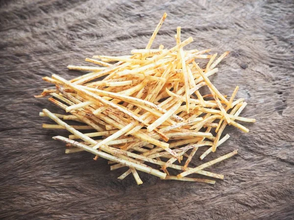 Taze gevrek Taro cips ahşap arka plan üzerinde 