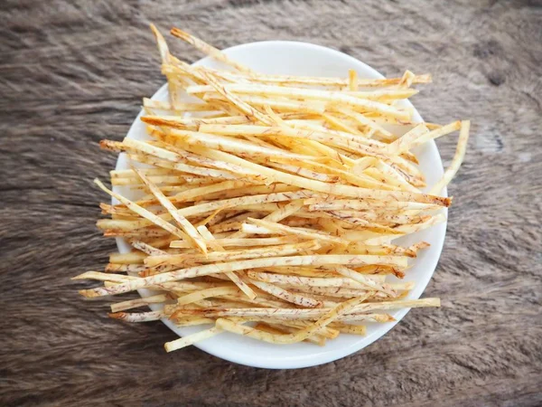 Taze gevrek Taro cips ahşap arka plan üzerinde 