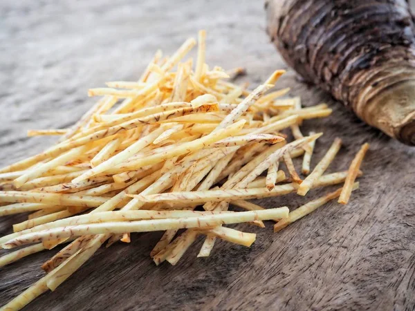 Taze gevrek taro cips eski ahşap zemin üzerine