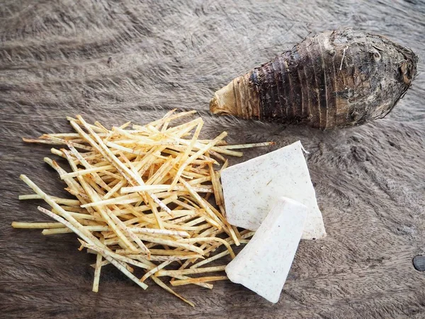 Taze gevrek taro cips eski ahşap zemin üzerine