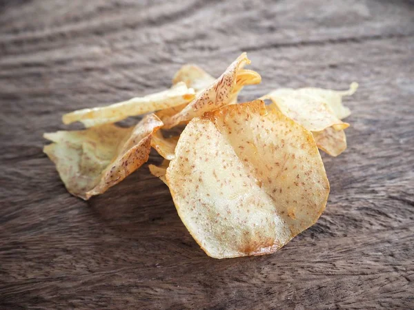 Taze gevrek Taro cips ahşap arka plan üzerinde 