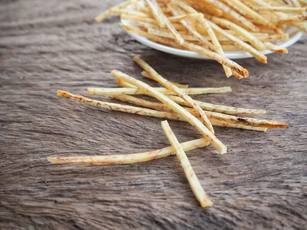 Taze gevrek Taro cips ahşap arka plan üzerinde 