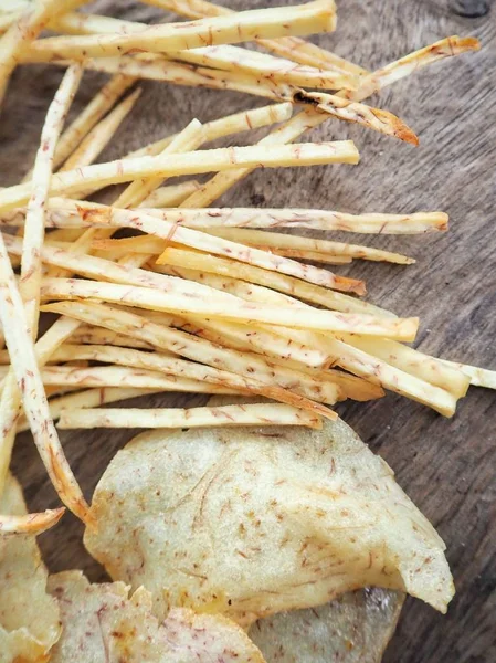 Taze gevrek Taro cips ahşap arka plan üzerinde 