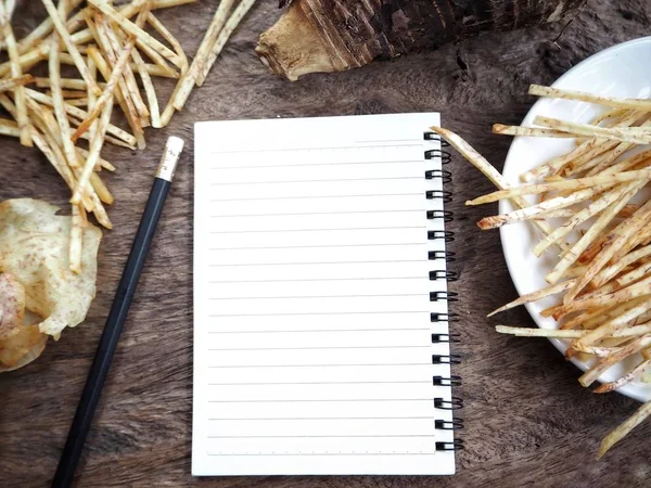 Taro Chips Con Blocco Note Bianco Sfondo Legno — Foto Stock