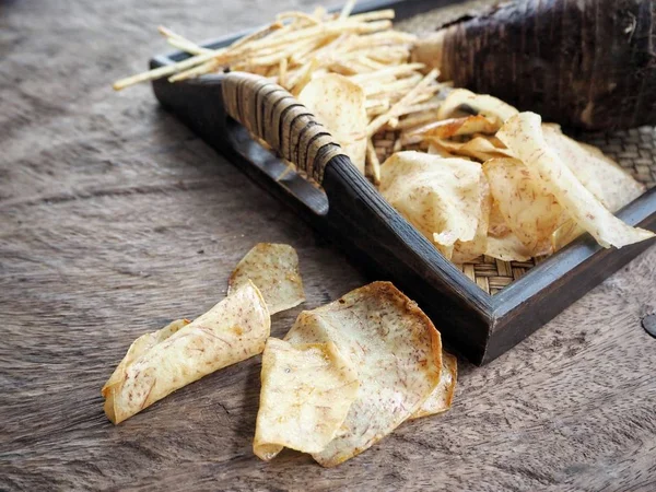 Taze gevrek taro cips eski ahşap zemin üzerine