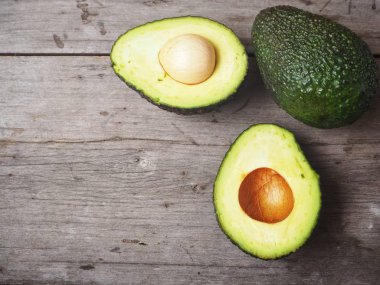 Taze yeşil olgun avokado eski ahşap arka plan üzerinde adet