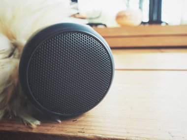 bluetooth hoparlör masada evde yakın çekim çekim