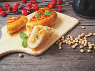 Çin pasta kek kahverengi ahşap arka plan üzerine dilimlenmiş