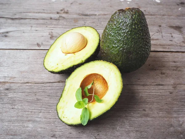 Pezzi Avocado Verde Maturo Fresco Vecchio Sfondo Legno — Foto Stock