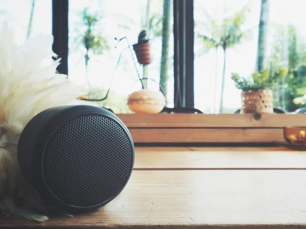 bluetooth hoparlör masada evde yakın çekim çekim